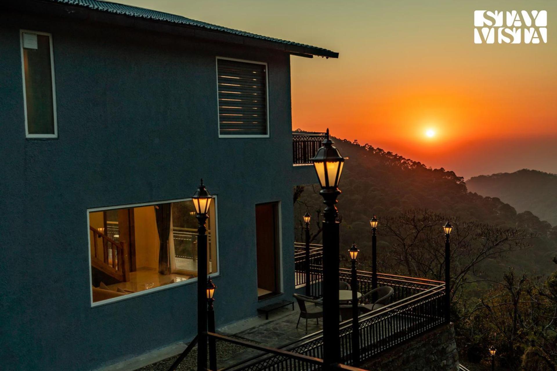 Stayvista At Sunset Springs With Pool & Views Nainital Kültér fotó
