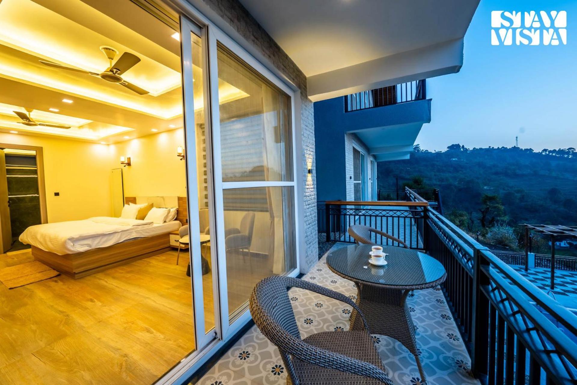 Stayvista At Sunset Springs With Pool & Views Nainital Kültér fotó