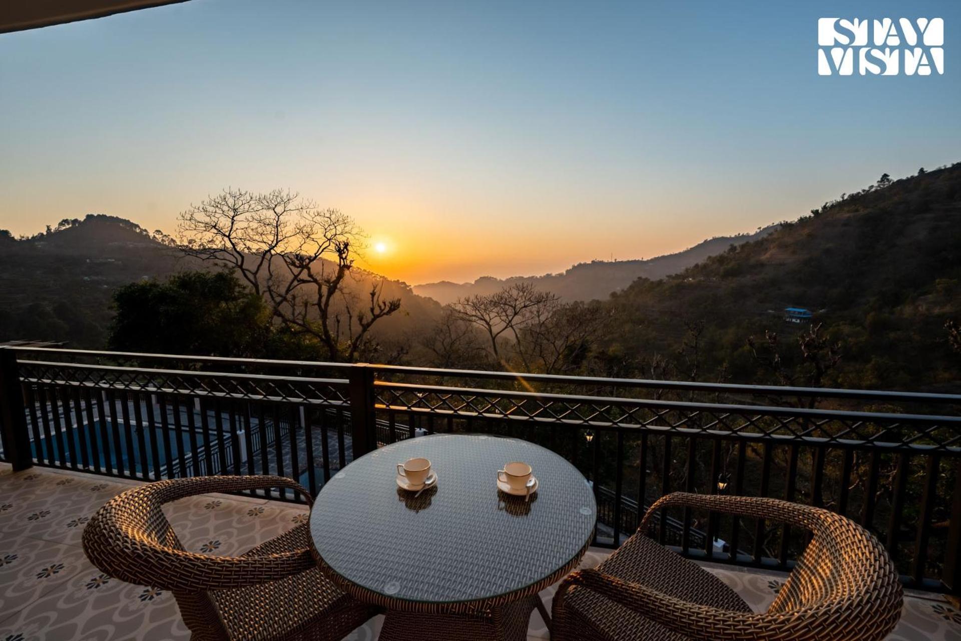 Stayvista At Sunset Springs With Pool & Views Nainital Kültér fotó